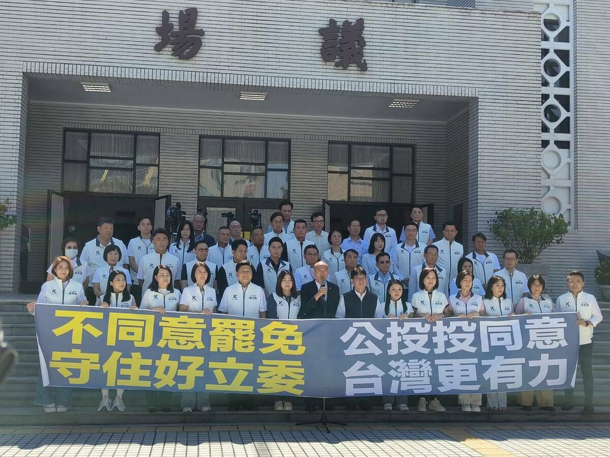 立法院長韓國瑜率全體國民黨立委於議場前喊話。 圖：國民黨立法院黨團/提供