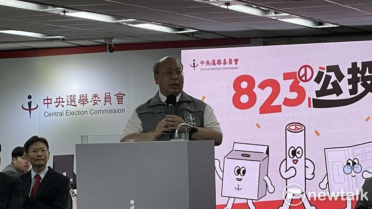 中選會副主委陳朝建說明823公投及罷免投票事宜。 圖：高逸帆／攝