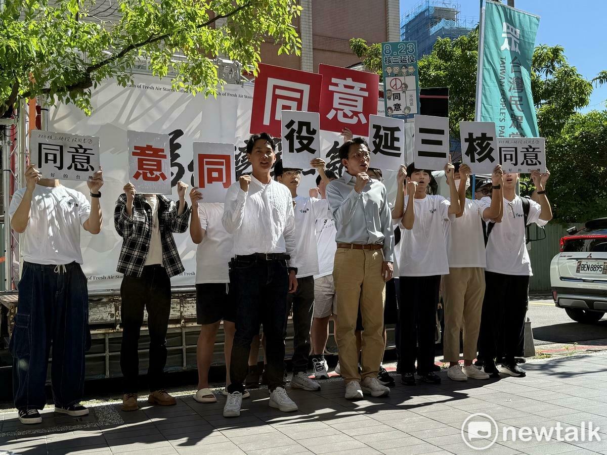 民眾黨主席黃國昌（右）、台北市議員陳宥丞（左）今出席核三延役公投投同意內湖南港區車掃。 圖：周煊惠 / 攝