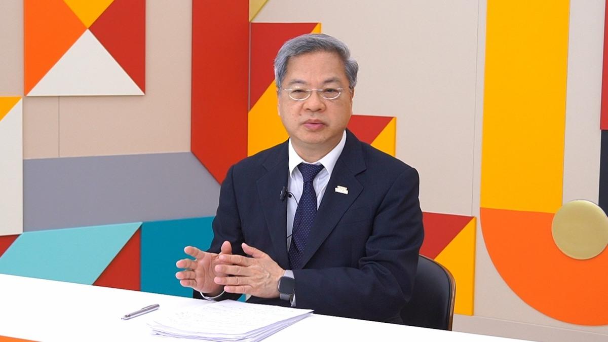 行政院秘書長龔明鑫接受自由時報網路節目「官我什麼事」專訪時表示，面對美國新關稅政策的市場競爭，AI對提升產業競爭力有非常大的幫助，行政院明年開始推動的AI新十大建設，希望讓產業的升級轉型。 圖：自由時報提供