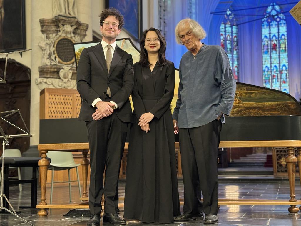 專輯三位獨奏者Sigiswald Kuijken、阮秀慈、Mario Sarrechia (從右到左）。 圖：阮秀慈/提供