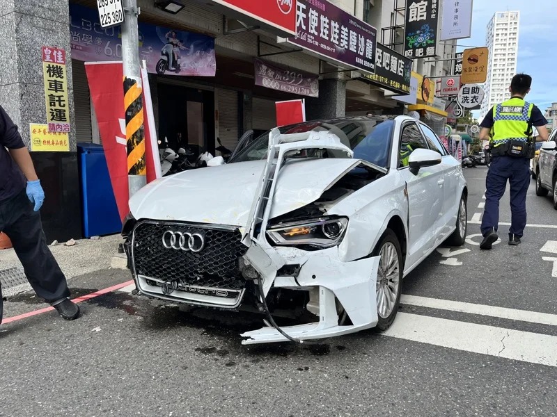 魏女駕駛白色奧迪撞死婦人，車體毀損嚴重。 圖：警方提供