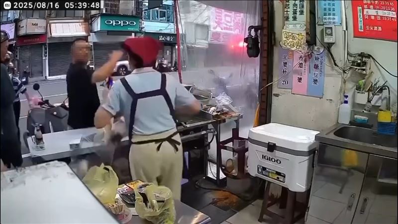 新竹鬧事李姓男子身分遭起底，遭警方壓制時更不慎「漏屎」。 圖：警方提供