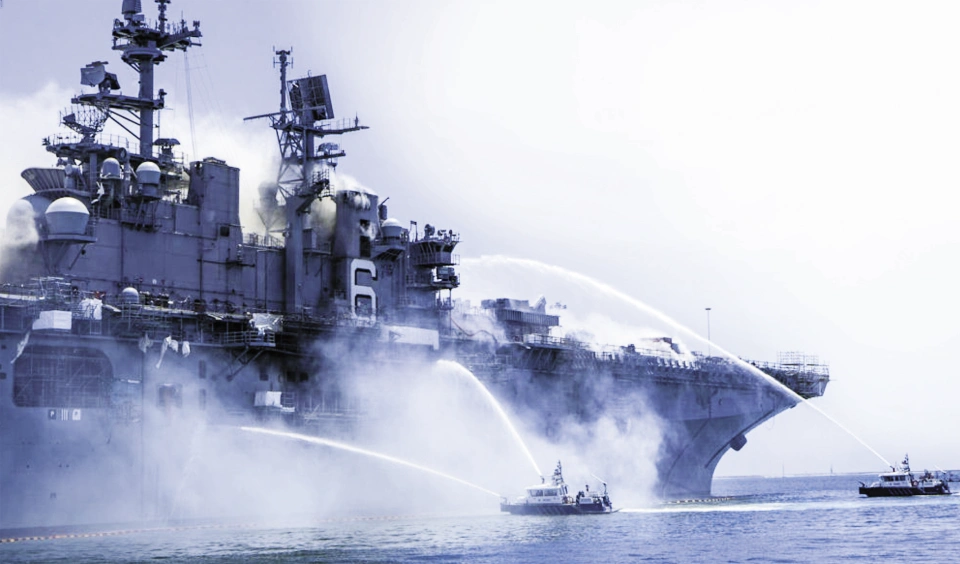 隸屬美國海軍第七艦隊的「紐奧爾良號」兩棲船塢登陸艦前（20）日在停泊期間發生火災。 圖：翻攝自 美國海軍