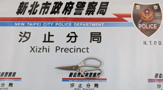 警方在現場查扣作案剪刀一把，將涉案的越南籍男女帶回釐清案情。 圖：警方提供