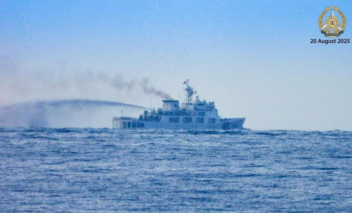 菲律賓武裝部隊指控中國海警集結20船、2飛行器在仁愛暗沙海域進行水砲攻擊演練。 圖：翻攝「X」@TeamAFP