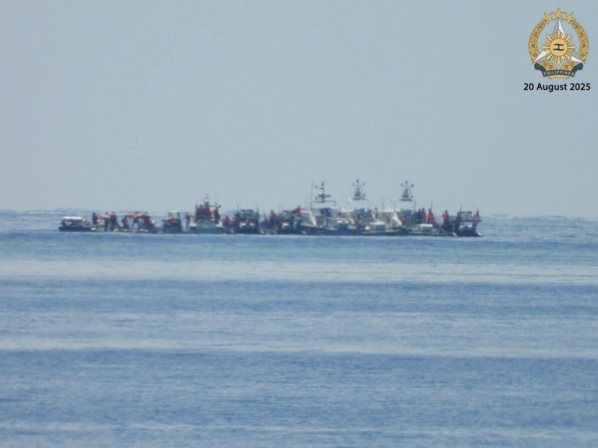 菲律賓武裝部隊指控中國海警集結20船、2飛行器在仁愛暗沙海域進行水砲攻擊演練。約9艘海上民兵船協同。 圖：翻攝「X」@TeamAFP
