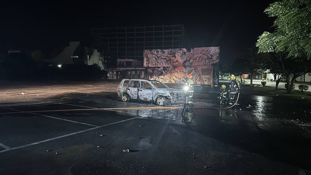 花蓮縣吉安鄉新天堂樂園停車場22日凌晨突然有車輛起火，警消於駕駛座發現1具焦屍。經家屬指認為43歲鍾姓男子，警方將採樣DNA確認身分。（民眾提供）中央社記者張祈傳真 114年8月22日