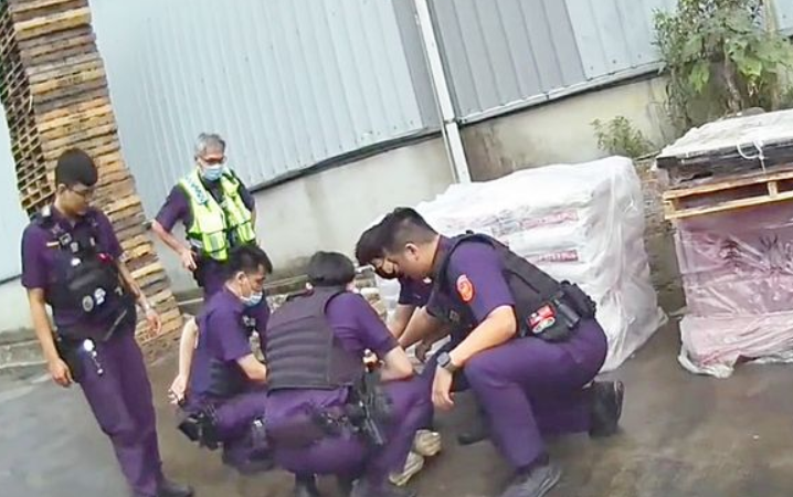 員警多次勸阻未果，向李男噴灑辣椒水並以優勢警力壓制。 圖：警方提供