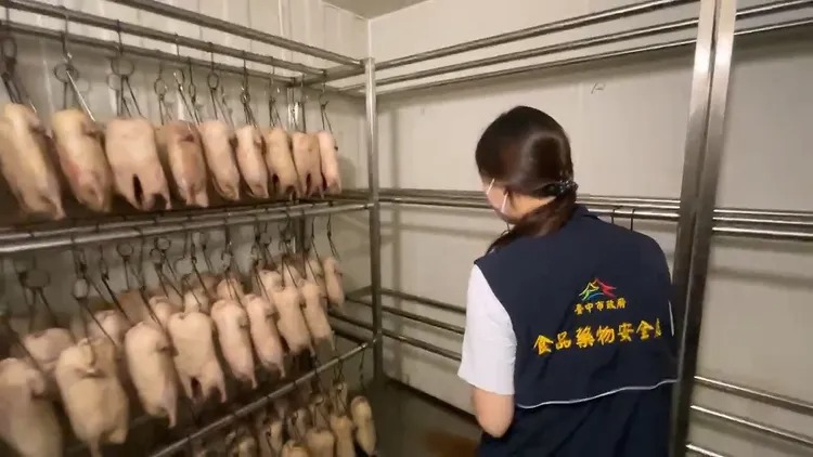 台中市「北平金銀樓烤鴨」豐原直營店傳出食物中毒事件，衛生局經檢驗發現沙門氏桿菌，已送台中地檢署偵辦。 圖：台中市衛生局提供