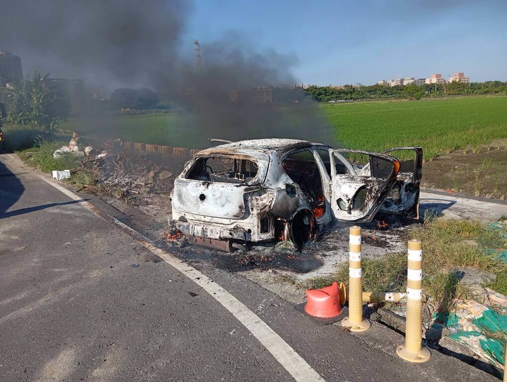 羅姓通緝犯22日上午在高雄左營住處附近遭不明人士當街射殺，警方調閱監視器發現凶嫌犯案後駕車逃逸，更在橋頭一處偏僻路邊燒車滅證後離去。（高雄市消防局提供）中央社記者洪學廣傳真  114年8月22日