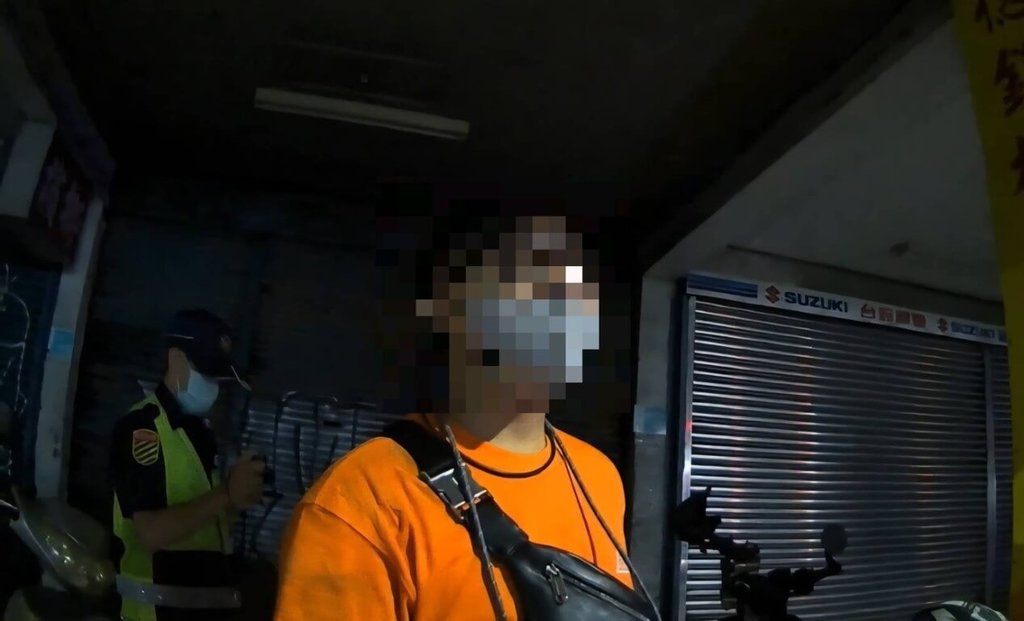 台南市29歲陳姓男子22日凌晨和友人騎車雙載出門卻發生車禍，警員到場處理發現陳男神情有異，查證身分才知是陳男遭6縣市檢院通緝，當場被逮解送歸案。（台南市警局提供）中央社記者張榮祥台南傳真  114年8月22日