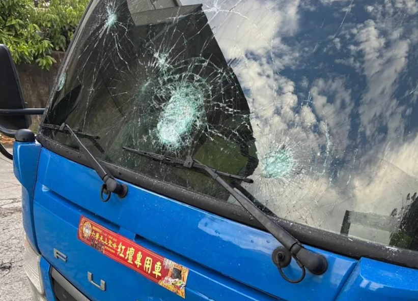 李姓男子酒後情緒失控，持鐵鎚砸向路過小貨車，造成小貨車擋風玻璃破裂。 圖：警方提供