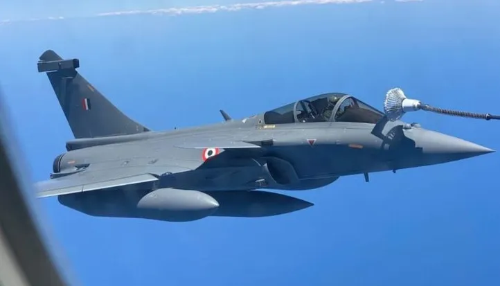 法國「陣風」戰機進行空中加油。 圖：翻攝自 騰訊新聞@軍哥茶話室
