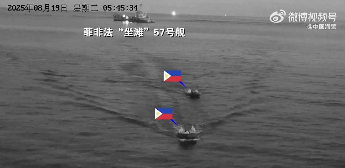 中國海警局指控菲律賓「坐灘」仁愛礁的馬德雷山號19日凌晨5時許，非法釋放2艘小艇。 圖：截取「微博」@中國海警