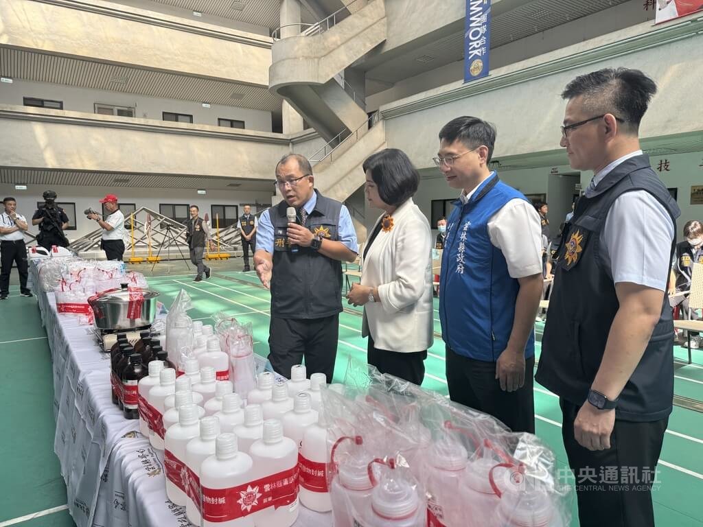 雲林縣檢警破獲喪屍煙彈分裝場，瓦解以范男為首的販毒集團，查扣依托咪酯原料，粗估可製作3萬顆喪屍煙彈，市值新台幣5800萬元。雲林縣警察局22日舉行破案記者會，雲林縣長張麗善（右3）聽取案件說明。　中央社記者姜宜菁攝　114年8月22日