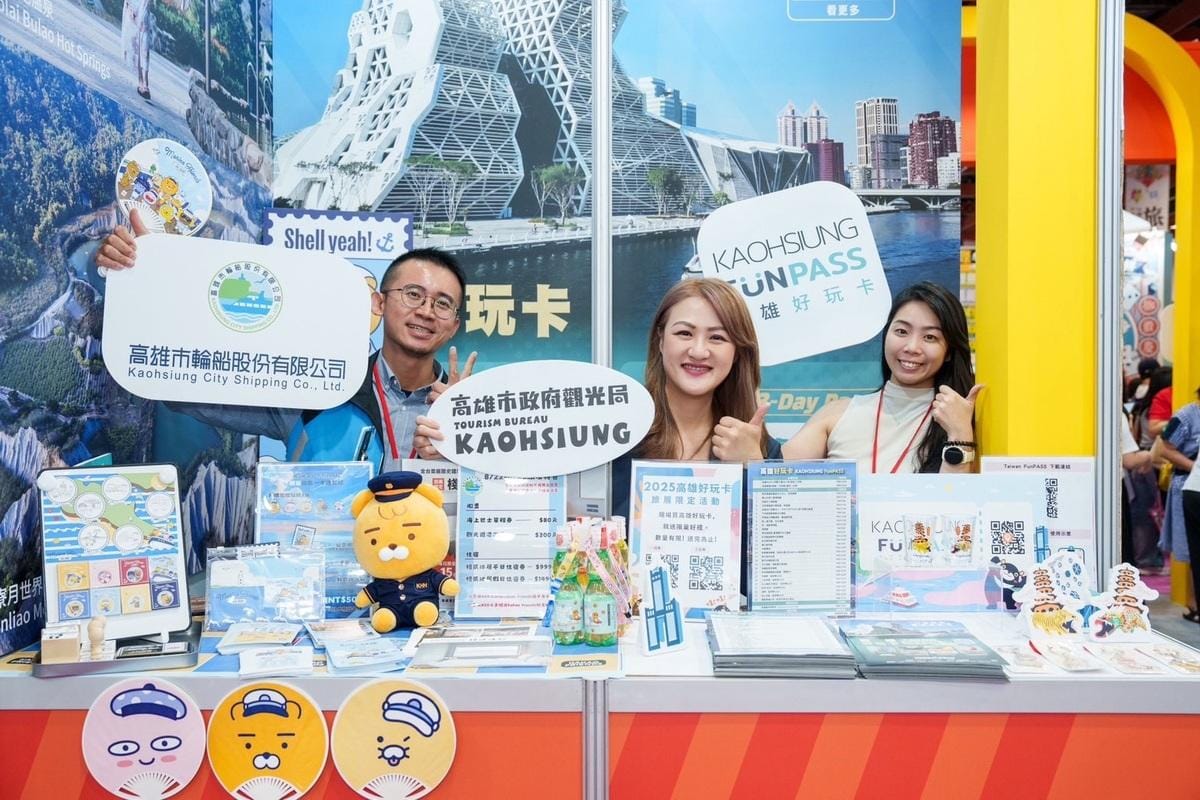高閔琳(中)為高雄輪船公司攤位行銷。 圖：高雄市觀光局/提供