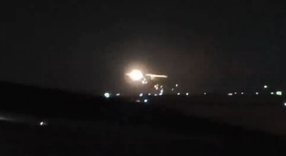 馬來西亞F/A-18D戰機被拍攝到的意外畫面，幾乎化為一顆火球。 圖 : 翻攝自 X