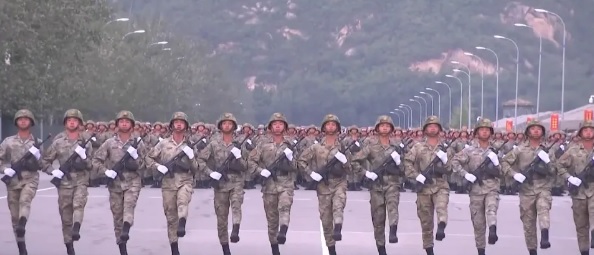 中國將在 9 月 3 日舉辦「抗日戰爭暨世界反法西斯戰爭勝利 80 周年」閱兵活動，預計參與活動的解放軍部隊也在加緊腳步進行事前準備。 圖：翻攝自 央視新聞