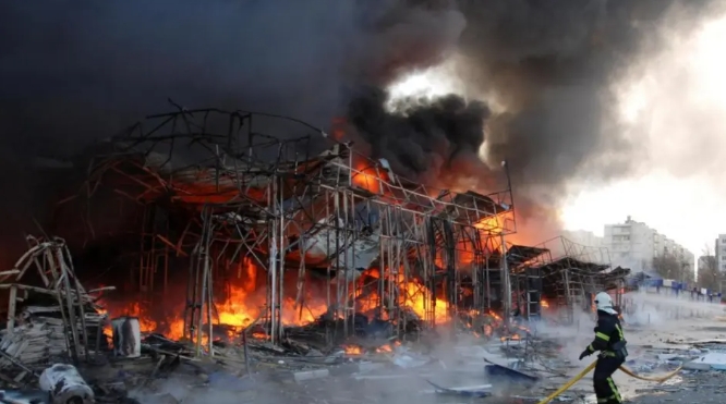 俄梁贊州火藥廠大爆炸，消防人員現場滅火。 圖 : 翻攝自貓個工作室