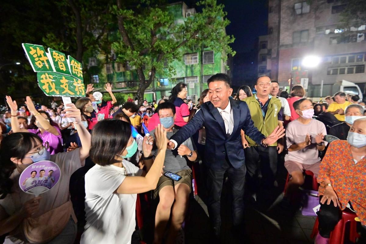 許智傑(中)苓雅市政說明見面會大進場。 圖：許智傑辦公室/提供