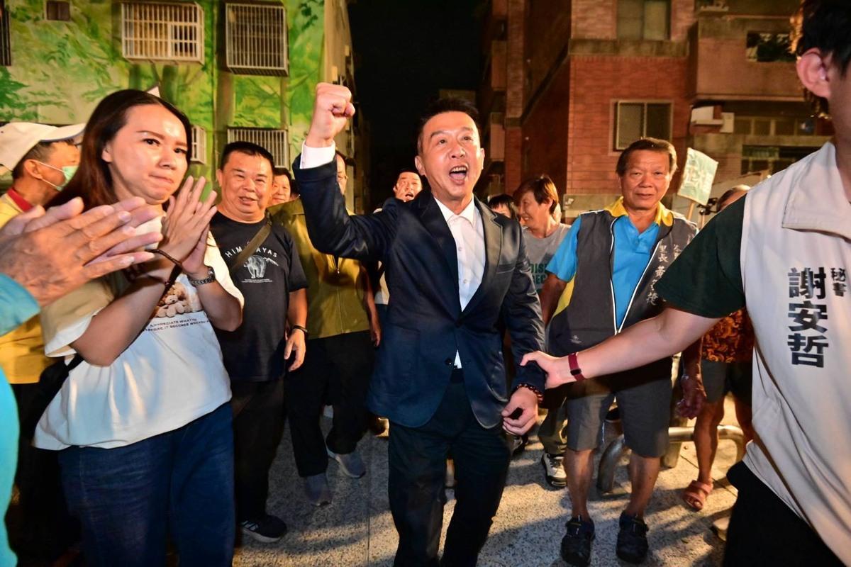 許智傑(中)受到支持者熱烈歡迎。 圖：許智傑辦公室/提供