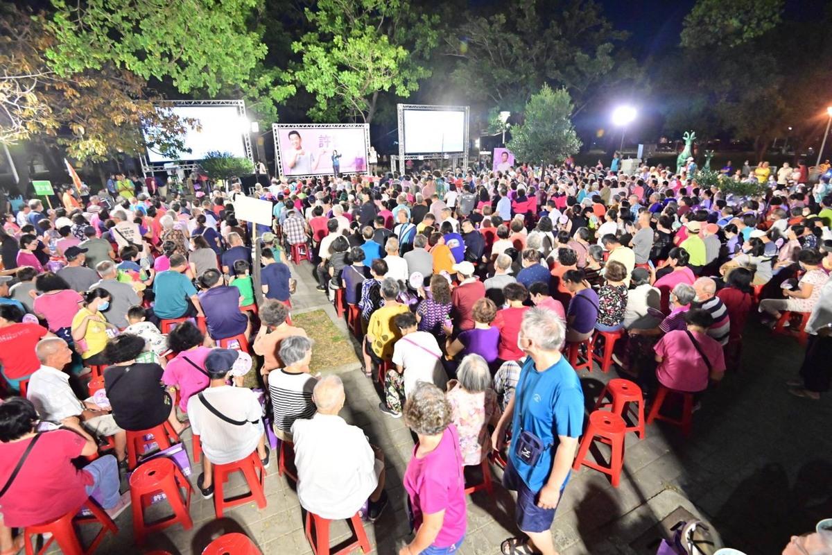 許智傑苓雅市政說明見面，小小的正道公園湧進近千位民眾，聲勢遠高於其他市長參選人。 圖：許智傑辦公室/提供