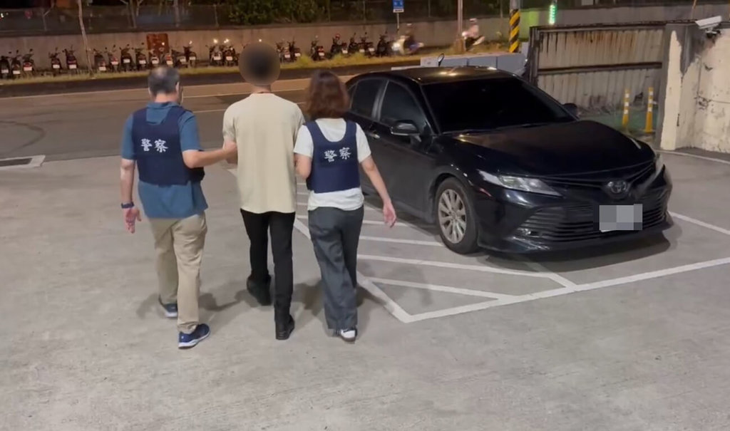 羅姓通緝犯22日在高雄遭人開16槍射殺，凶嫌隨後駕車逃逸，並在橋頭燒車滅證，警方在車內尋獲2把槍枝殘骸，並陸續在新竹和桃園將接應共犯和車主逮捕到案，槍手則仍在追緝中。 圖：高市左營警分局提供