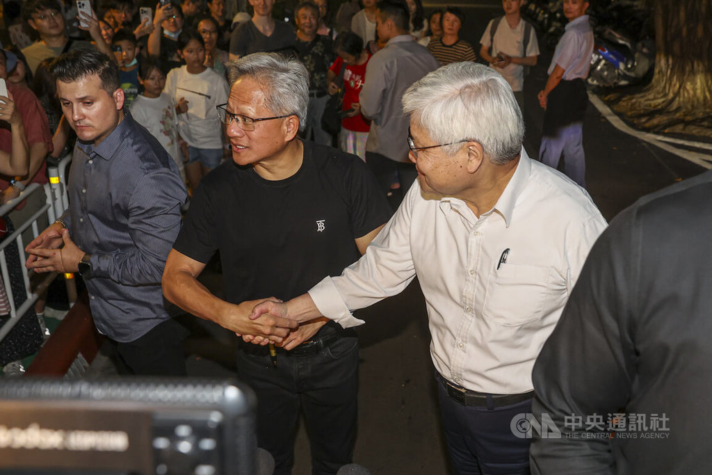 輝達（NVIDIA）執行長黃仁勳（右2）22日快閃來台，晚間與台積電董事長魏哲家（右）共進晚餐，兩人離去前在餐廳外握手致意。中央社記者鄭清元攝  114年8月22日 圖：中央社提供