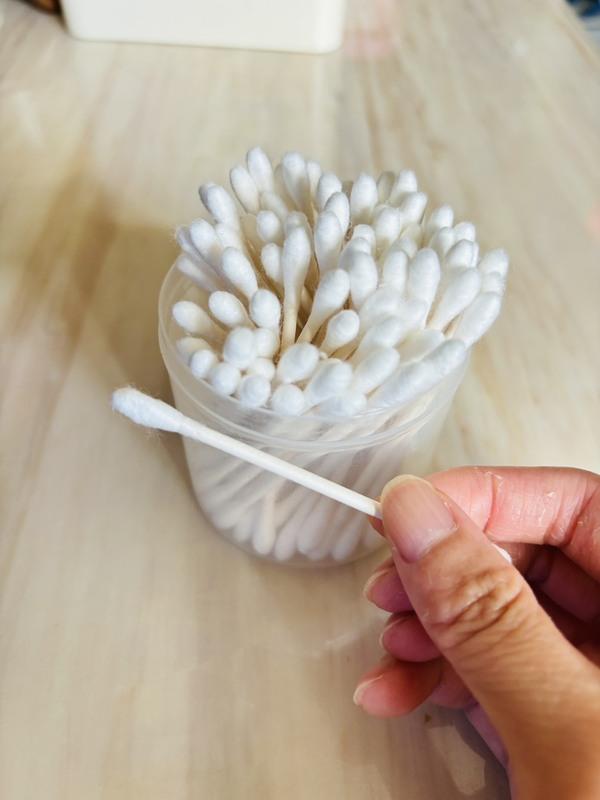 食藥署指出，棉花棒雖是日常小物，但其實分為「醫用」與「非醫用」兩類，其中醫用棉花棒從國外攜帶入境若超過200支，就必須提出專案申請，違者可罰新台幣6萬元以上200萬元以下罰鍰。 圖：民眾／提供