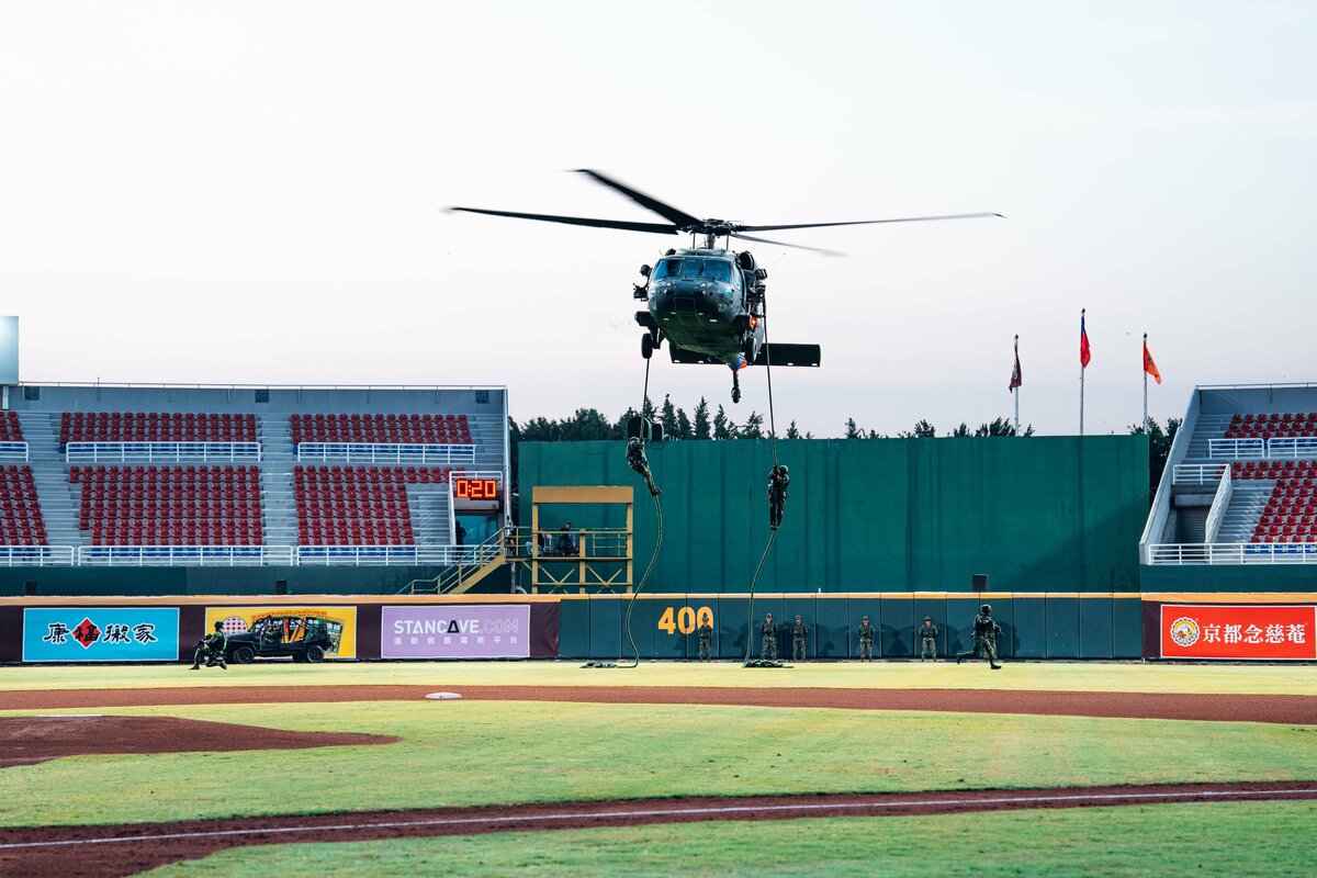 睽違八年，直升機再度震撼現身棒球場！為迎接九三軍人節，陸軍司令部 22 日晚間配合國防部 114 年軍人節系列活動，於樂天桃園棒球場舉辦「敬軍職棒主題賽」開球儀式，結合直升機繩降、無人機空投及跨界合作，場面盛大、震撼全場。 圖:翻攝自X帳號@mna_roc