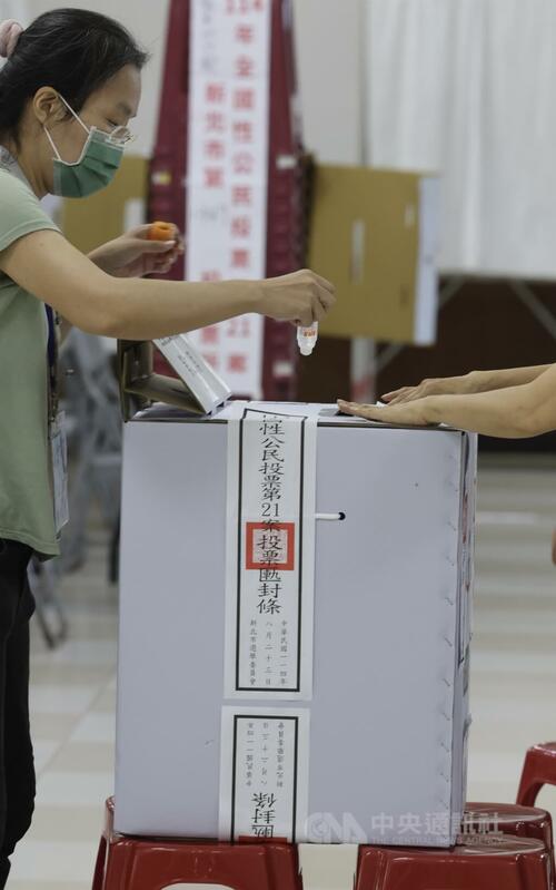 重啟核三公投23日登場，新北市板橋區港嘴市民活動中心選務人員進行投票準備工作，將票匭清空後黏上封條。中央社記者趙世勳攝  114年8月23日