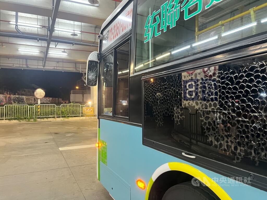 陳姓機車騎士22日晚間疑與一輛統聯客運台中公車發生行車糾紛，竟尾隨公車至台鐵台中車站月台，將林姓駕駛攔下毆打致傷後離去，警方獲報已鎖定對象調查釐清。（翻攝照片）中央社記者蘇木春傳真  114年8月23日