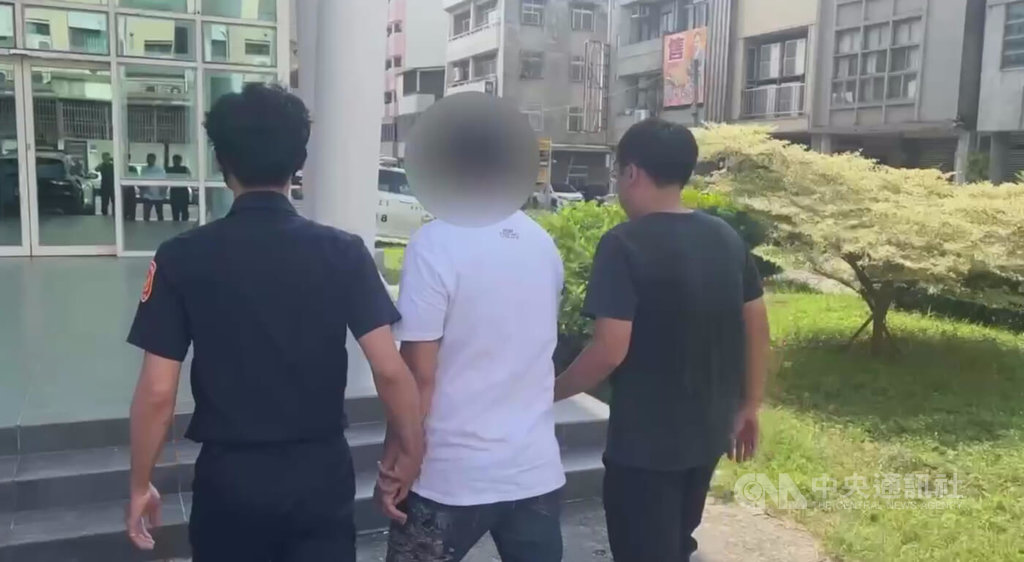 陳姓男子（中）22日晚間騎機車疑與台中統聯客運公車有行車糾紛，竟尾隨公車並將林姓駕駛攔下毆打致傷，林男治療後赴派出所提告。陳男23日到案說明，警方訊後依法將人送辦。（翻攝照片）中央社記者蘇木春傳真  114年8月23日