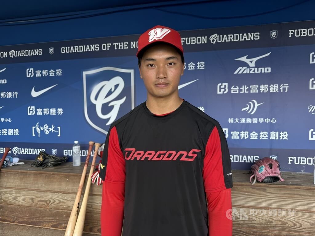 中職味全龍隊投手張鈞守（圖）2023年進行手肘韌帶置換手術，22日為睽違逾3年後再度踏上一軍投手丘，他23日受訪自評，登板感覺一般，但緊張的感覺少很多。中央社記者謝靜雯攝  114年8月23日