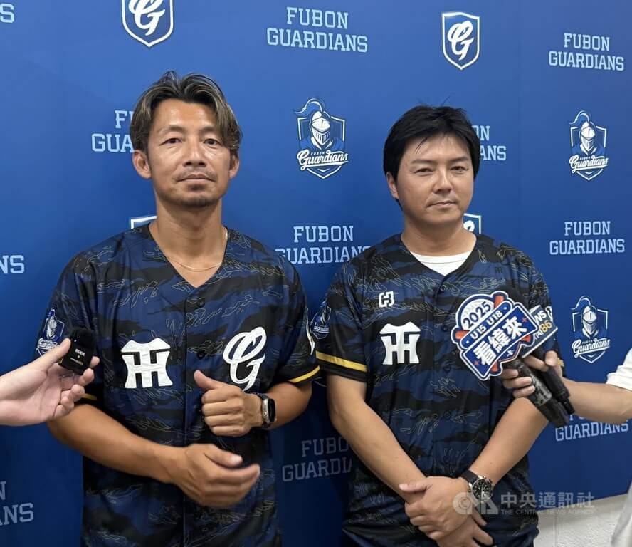中華職棒富邦悍將隊23日在主場新莊棒球場出賽，特邀日職阪神虎隊人氣OB球星「鐵人鳥谷」鳥谷敬（左）開球。右為悍將副領隊林威助。中央社記者謝靜雯攝  114年8月23日