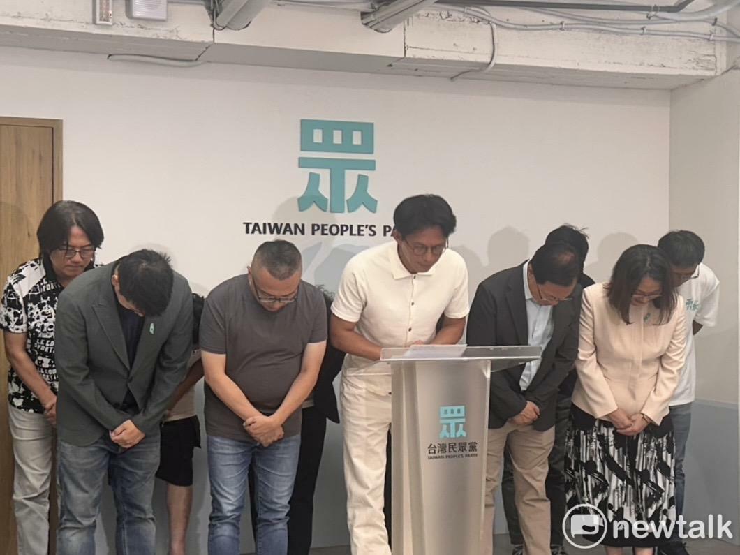 823第二波罷免開票結果出爐，民眾黨主席黃國昌率領黨公職鞠躬感謝。 圖：周煊惠 ／ 攝