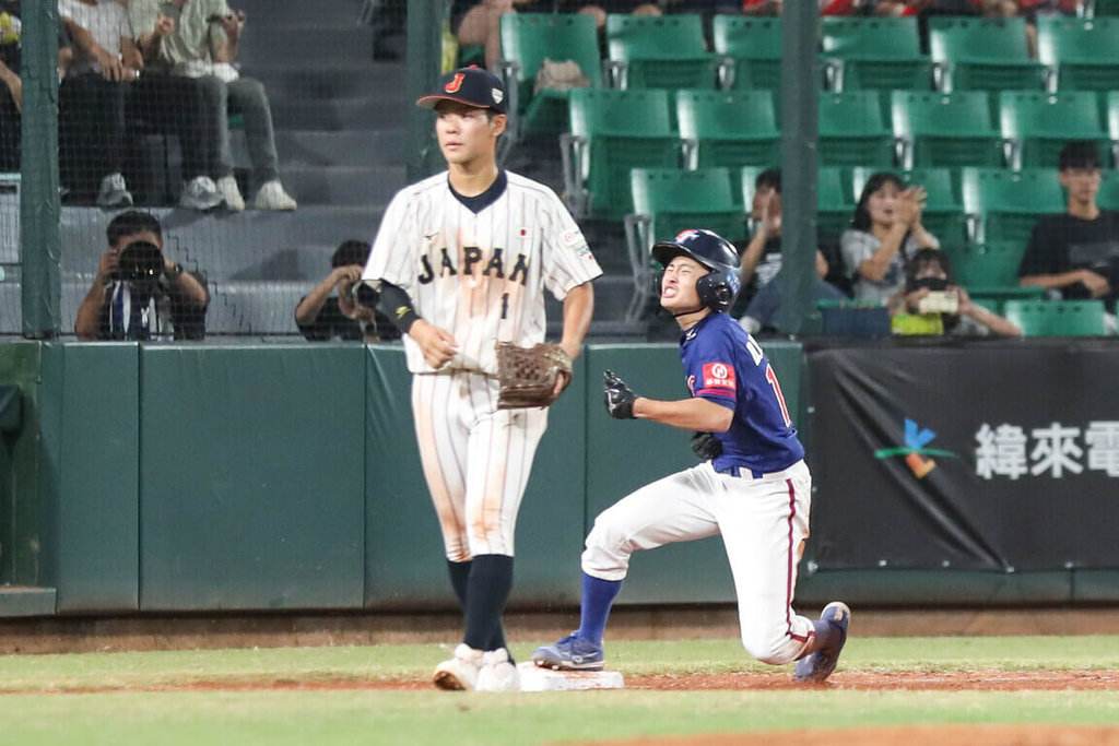 U15亞洲青少棒錦標賽台灣隊23日勇奪隊史第8冠，隊伍中年紀最小的陳泊佑（右）敲出突破僵局三壘打，助隊以3比0奪冠，獲選賽會MVP。（中華民國棒球協會提供）中央社記者謝靜雯傳真　114年8月23日