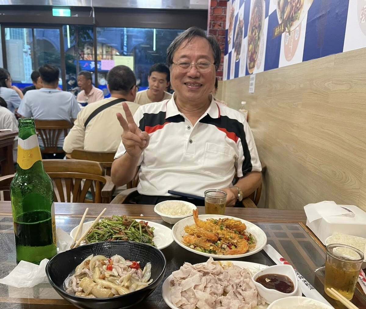 慶祝大罷免 32:0 完封，李來希高興地帶老牌吃熱炒慶祝。 圖 : 翻攝自李來希臉書