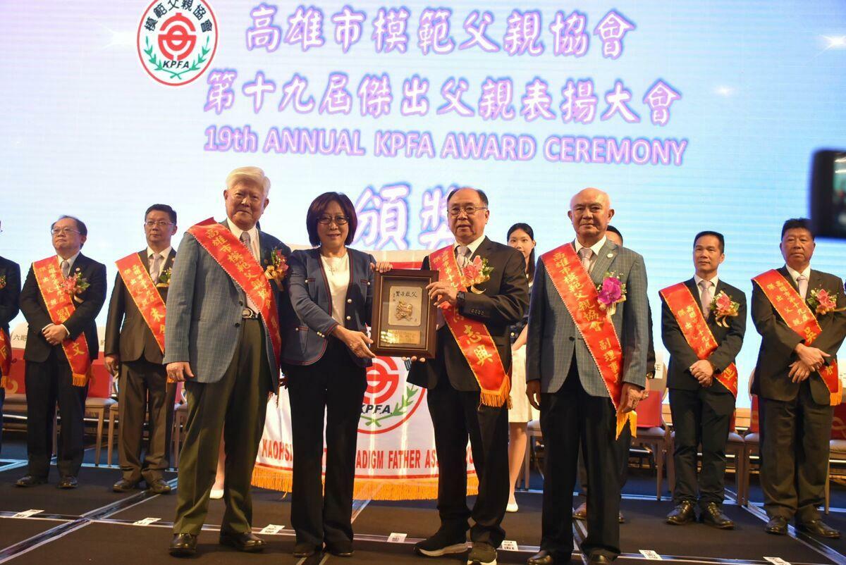 康裕成(前排左二)頒發高雄市傑出父親當選獎座。 圖：孫家銘攝