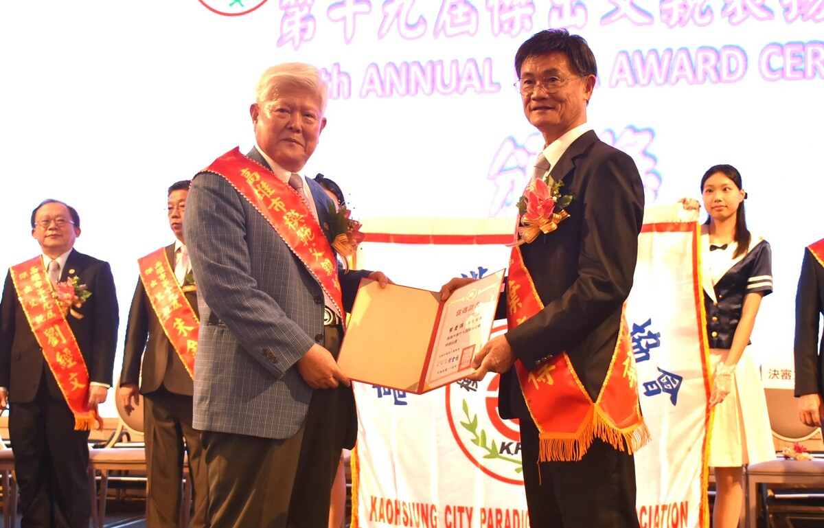 黃金柱(前排左)頒發高雄市傑出父親當選證書。 圖：孫家銘攝
