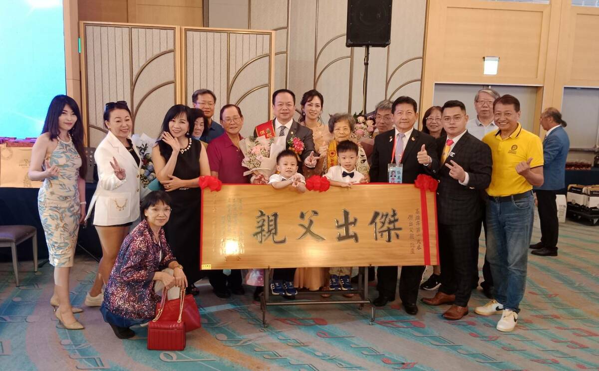 傑出父親當選人與家族分享榮耀。 圖：孫家銘攝