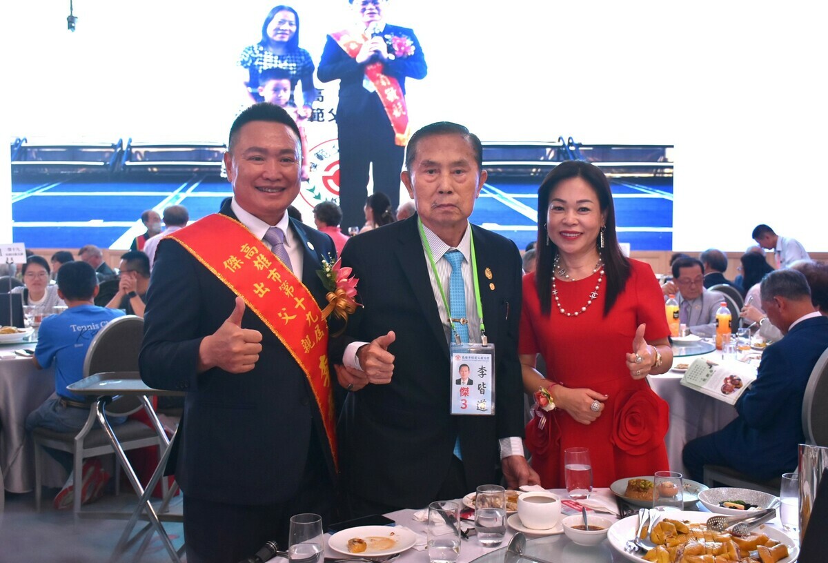 高雄市第19屆傑出父親李基正(左)與第3屆傑出父親李皆道(中)，父子同為傑出父親傳為佳話。 圖：孫家銘攝