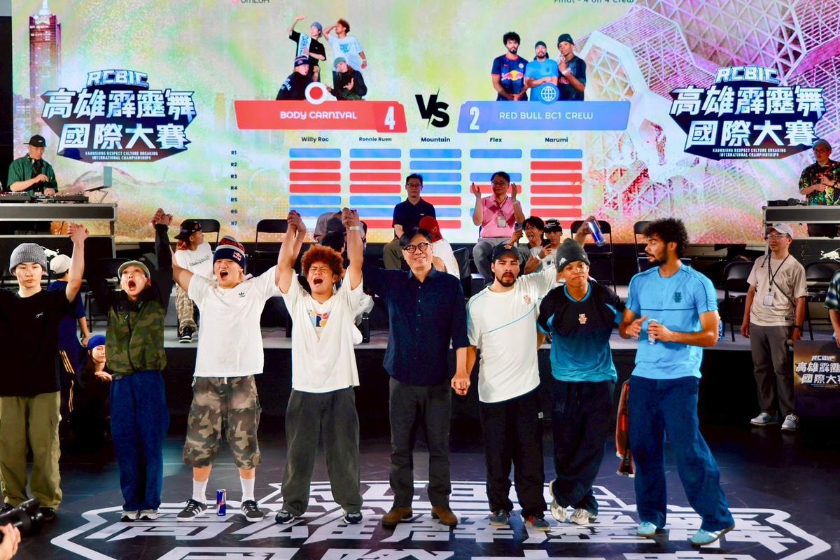 陳其邁(右四)前往苓雅運動中心觀賽，並於決賽後舉起優勝者之手。 圖：高雄市政府/提供
