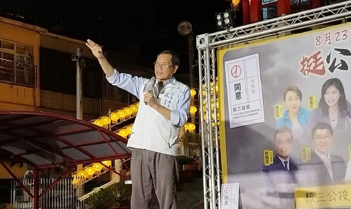 蘇清泉在高雄萬興宮廣場宣講同意核三廠延役。 圖：孫家銘翻攝