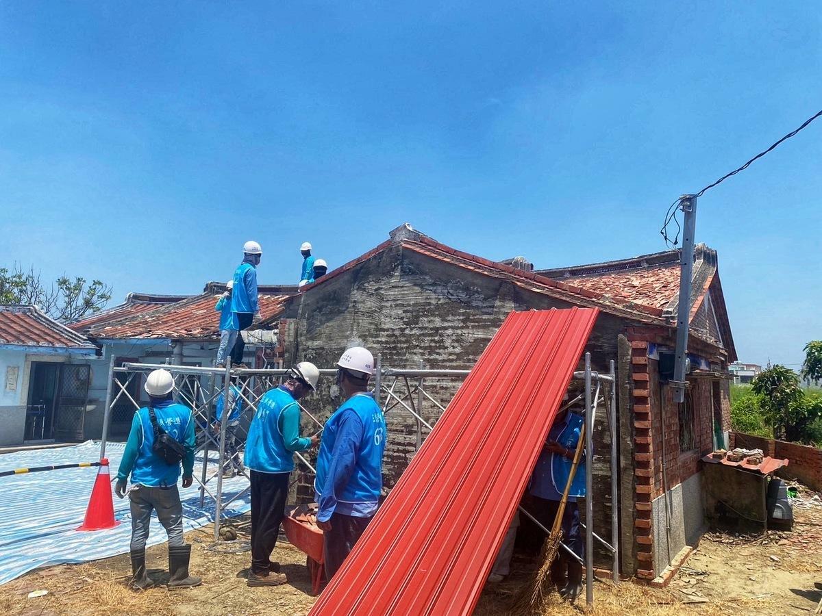 颱風造成台南、嘉義地區房屋受損嚴重，修繕與拆除程序持續同步進行中。 圖：行政院提供