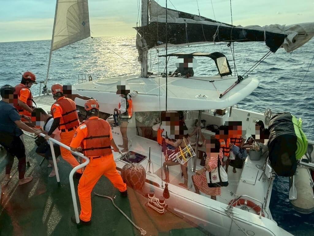 海巡署艦隊分署高雄海巡隊23日下午獲報，小琉球花瓶岩北方約1浬處，有艘遊艇因機械故障在海上漂，立刻派人馳援，並將船上遊客接駁上艇返港。（海巡署提供）中央社記者李卉婷傳真  114年8月24日
