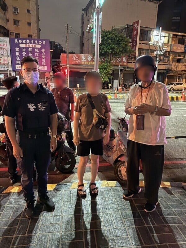 台灣警察專科學校學生暑期實習於22日結束，其中在台中市警察局第二分局實習的羅文揚（左）日前深夜發現迷途長者，協助通知家屬平安接老翁回家，過程中家屬不斷向員警表達感謝。（警方提供）中央社記者郝雪卿傳真　114年8月24日