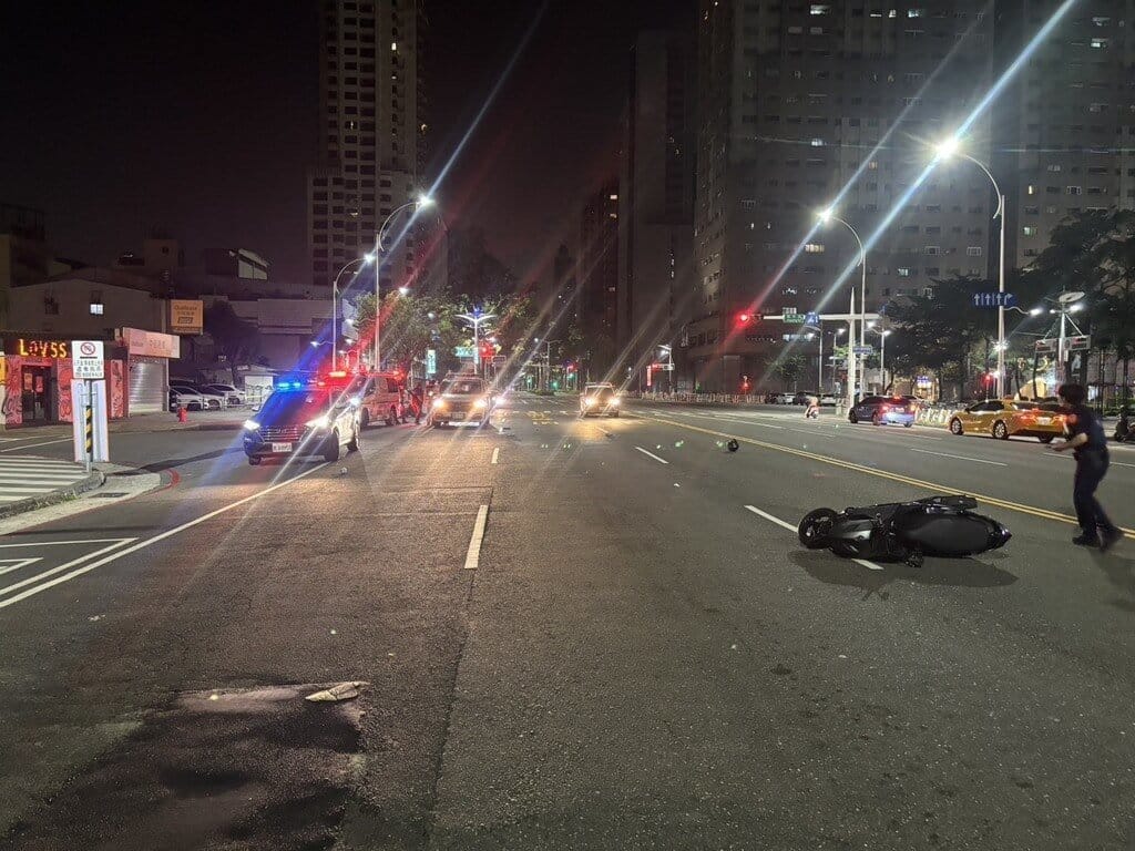 年約19歲林姓男子24日凌晨騎機車外出，行經高雄市前鎮區中山二路與新光路口時，碰撞2名在行人穿越道上停等紅燈的民眾，事故造成3人受傷，其中，李姓男子頭部受創，目前仍在醫院觀察。（高雄市警察局前鎮分局提供）中央社記者張已亷傳真　114年8月24日