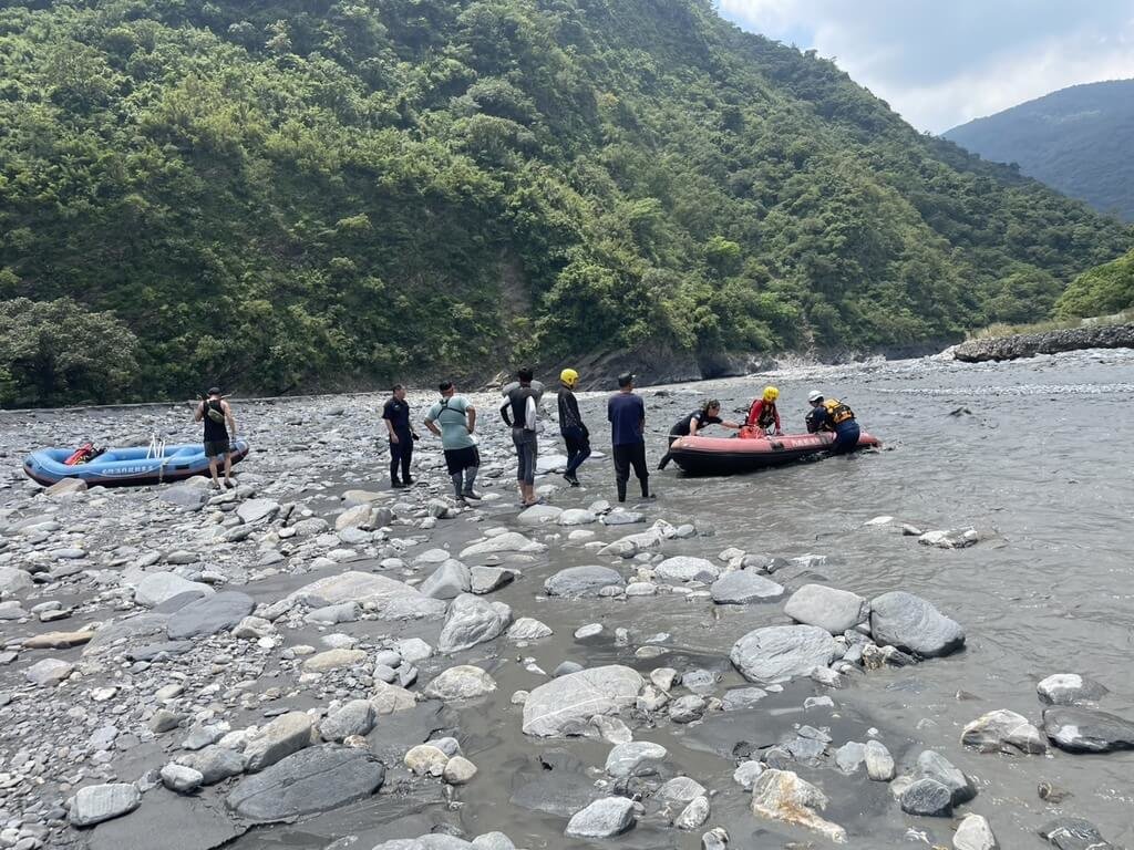 一行7人24日到屏東霧台的溪流玩漂漂河，疑見水流湍急不敢動報案，屏東縣消防局獲報出動，準備下艇協助民眾脫困。（屏東縣消防局提供）中央社記者李卉婷傳真  114年8月24日